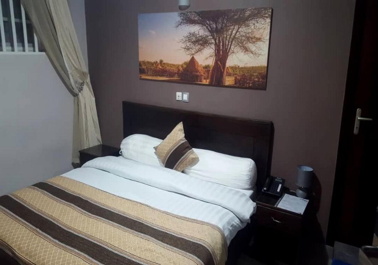 Benin City Center Hotel โกโตนู ภายนอก รูปภาพ