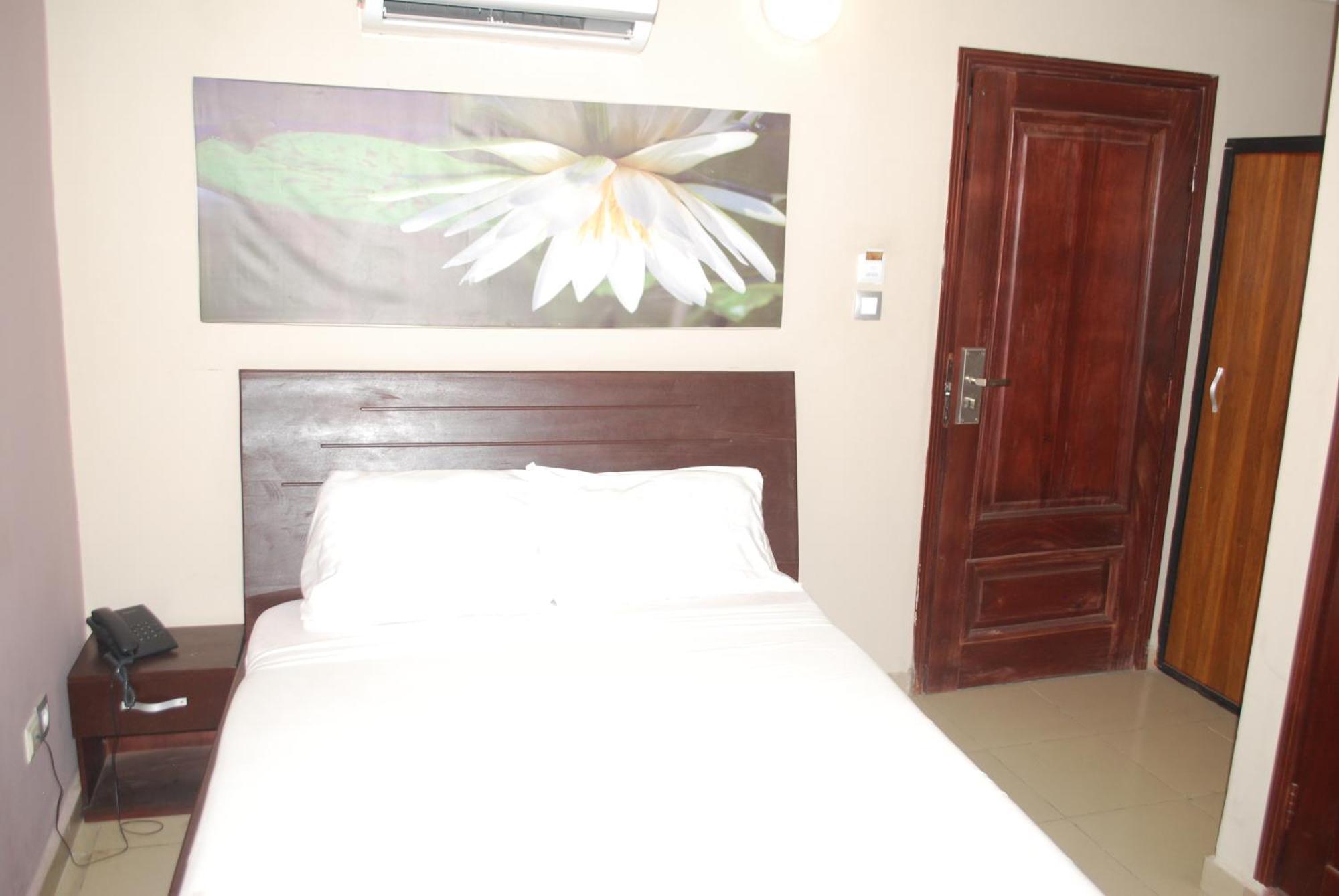 Benin City Center Hotel โกโตนู ภายนอก รูปภาพ