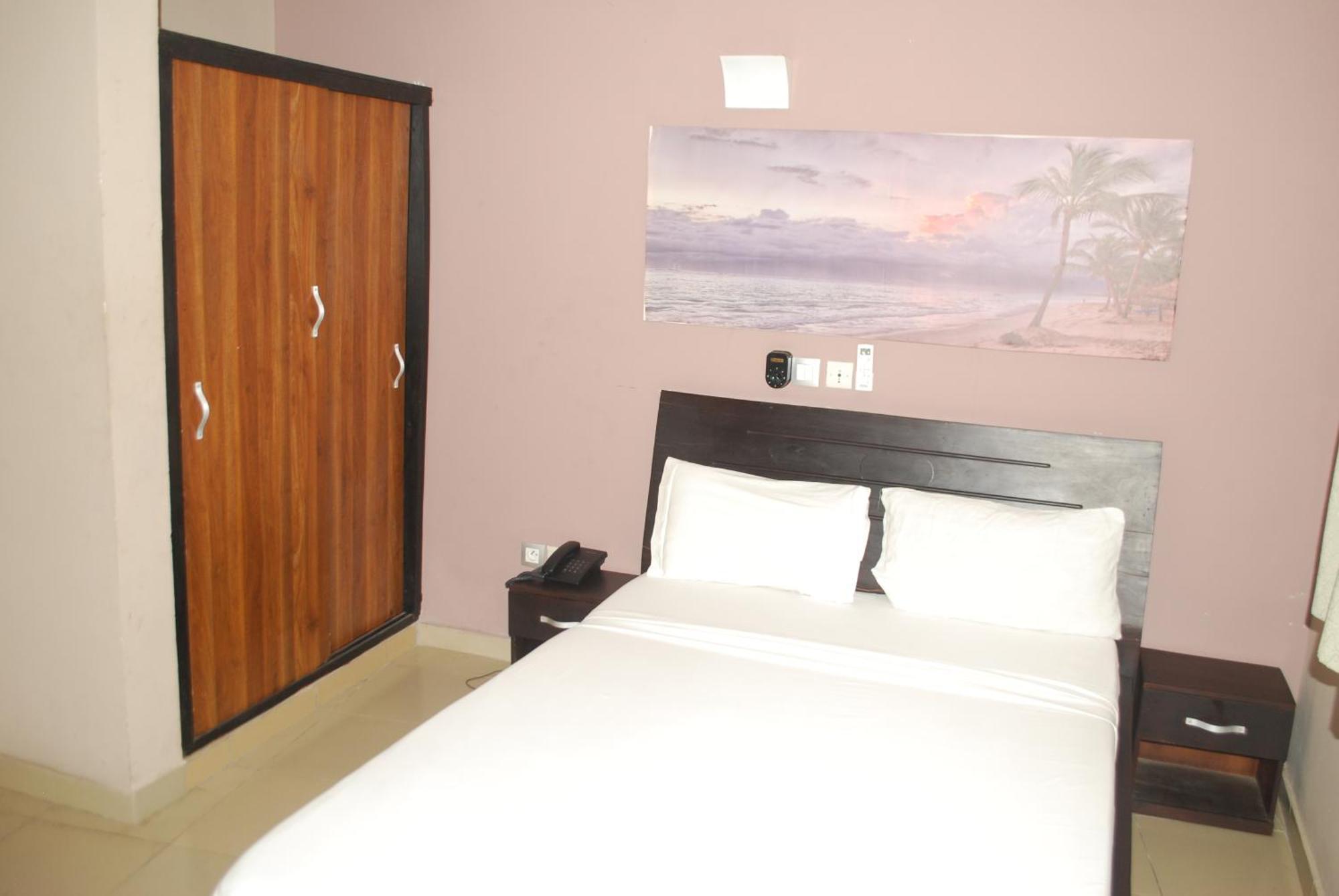 Benin City Center Hotel โกโตนู ภายนอก รูปภาพ